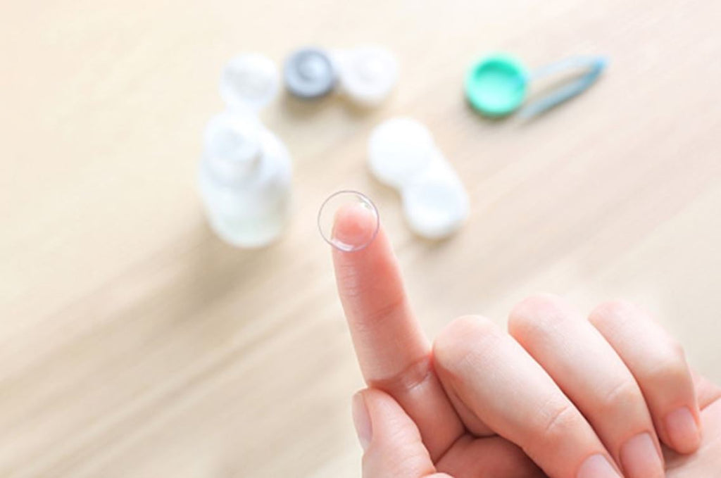 How to properly care for contact lenses in winter.